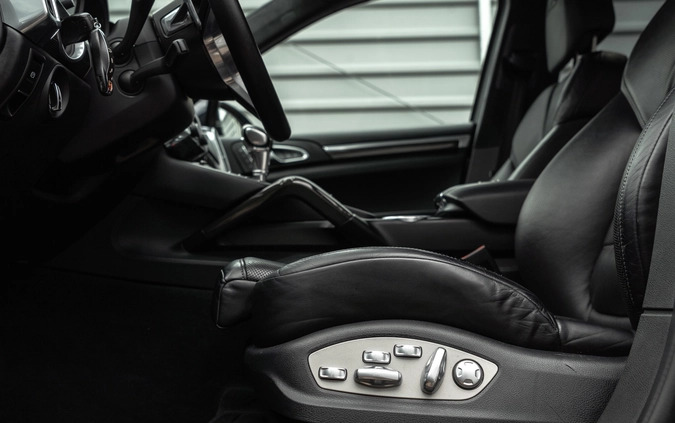 Porsche Cayenne cena 229000 przebieg: 240000, rok produkcji 2015 z Strzegom małe 596